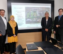 Manfred Ockel (Bürgermeister Stadt Kelsterbach), Yasmina Tajja (HSRM), Dr. Angelika Niederberger (Wirtschaftsförderung Stadt Kelsterbach) und Prof. Dr.-Ing. Ludger Martin (HSRM) im Anschluss an die Pressekonferenz zum Projektstart