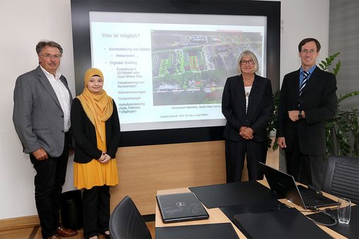 Manfred Ockel (Bürgermeister Stadt Kelsterbach), Yasmina Tajja (HSRM), Dr. Angelika Niederberger (Wirtschaftsförderung Stadt Kelsterbach) und Prof. Dr.-Ing. Ludger Martin (HSRM) im Anschluss an die Pressekonferenz zum Projektstart