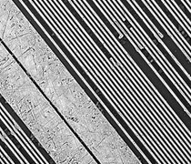 Mit dem Ionenstrahler freigelegte Leiterbahnenschicht eines Microcontrollers, aus Sicht eines Elektronenmikroskops – 2D Modus