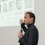 Prof. Dr. Ulrich Schwanecke spricht während eines Vortrags in ein Mikrofon