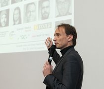 Prof. Dr. Ulrich Schwanecke spricht während eines Vortrags in ein Mikrofon